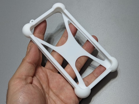 あらゆるスマホの四隅をガッチリ保護、百均で買えるスマホバンパー