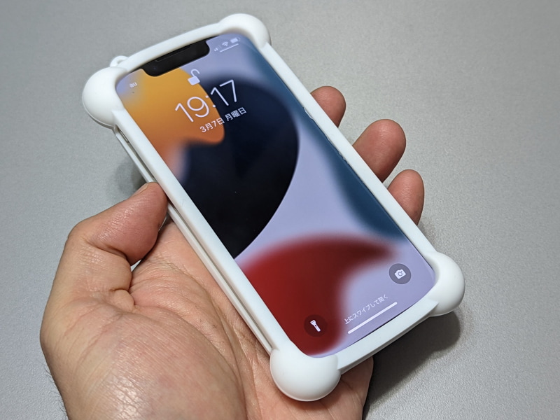 iPhone 13 miniに装着した状態。四隅が膨らんでおり落下からの衝撃を保護する