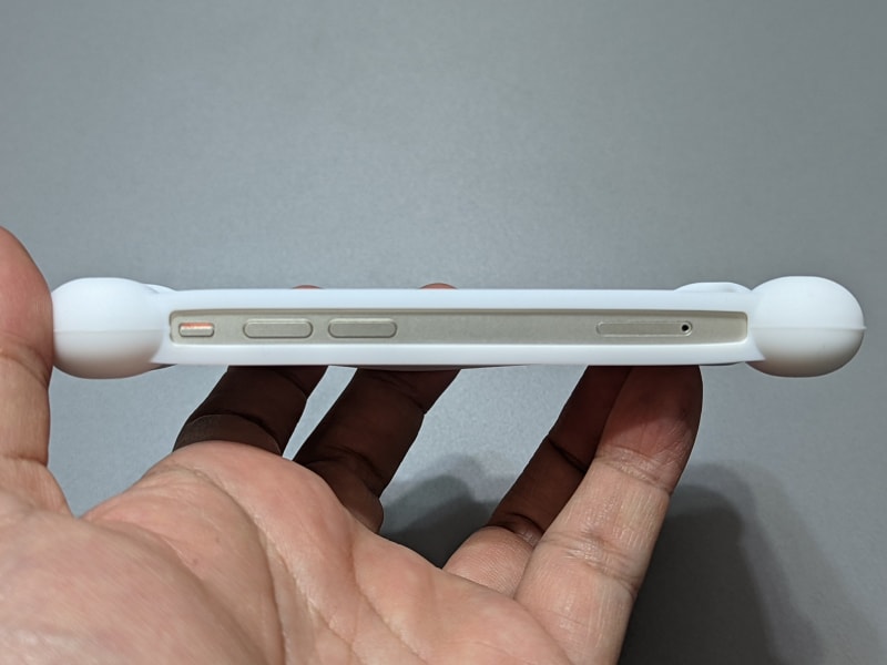 側面の音量調整ボタンやサウンドオン/オフボタン、さらに反対側の電源ボタンへのアクセスも容易だ