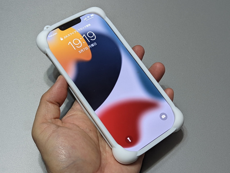 こちらはiPhone 13 Pro Maxに装着した状態。一見すると問題なく取り付けられているようだが……