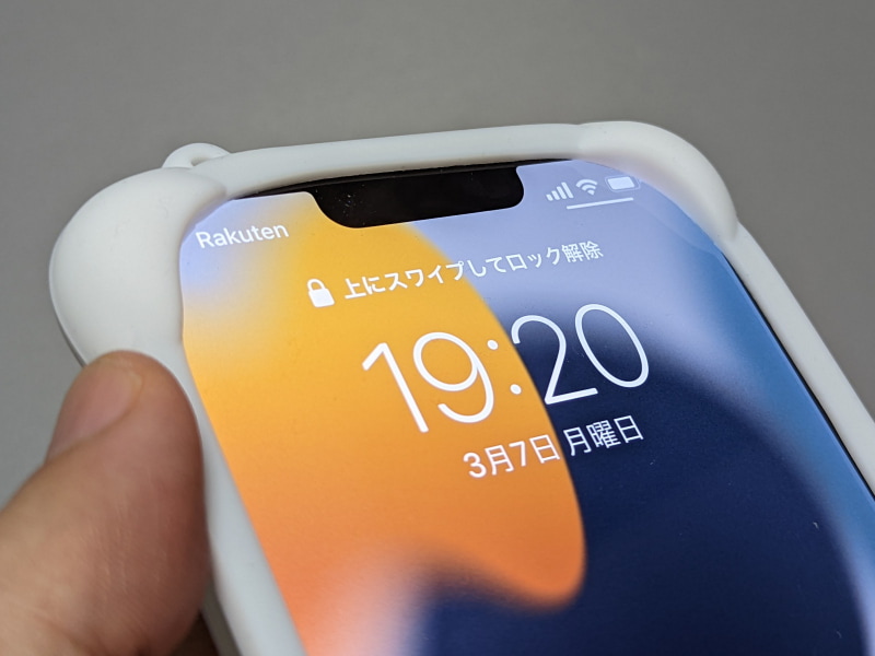 対応範囲外のサイズのところ強引に引っ張ってかぶせているため、四隅に食い込んでしまい、画面の一部を覆ってしまっている