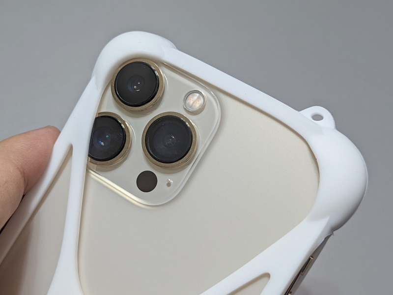 背面のカメラにも干渉している。このように汎用タイプゆえ、機種によっては不都合が生じることもある