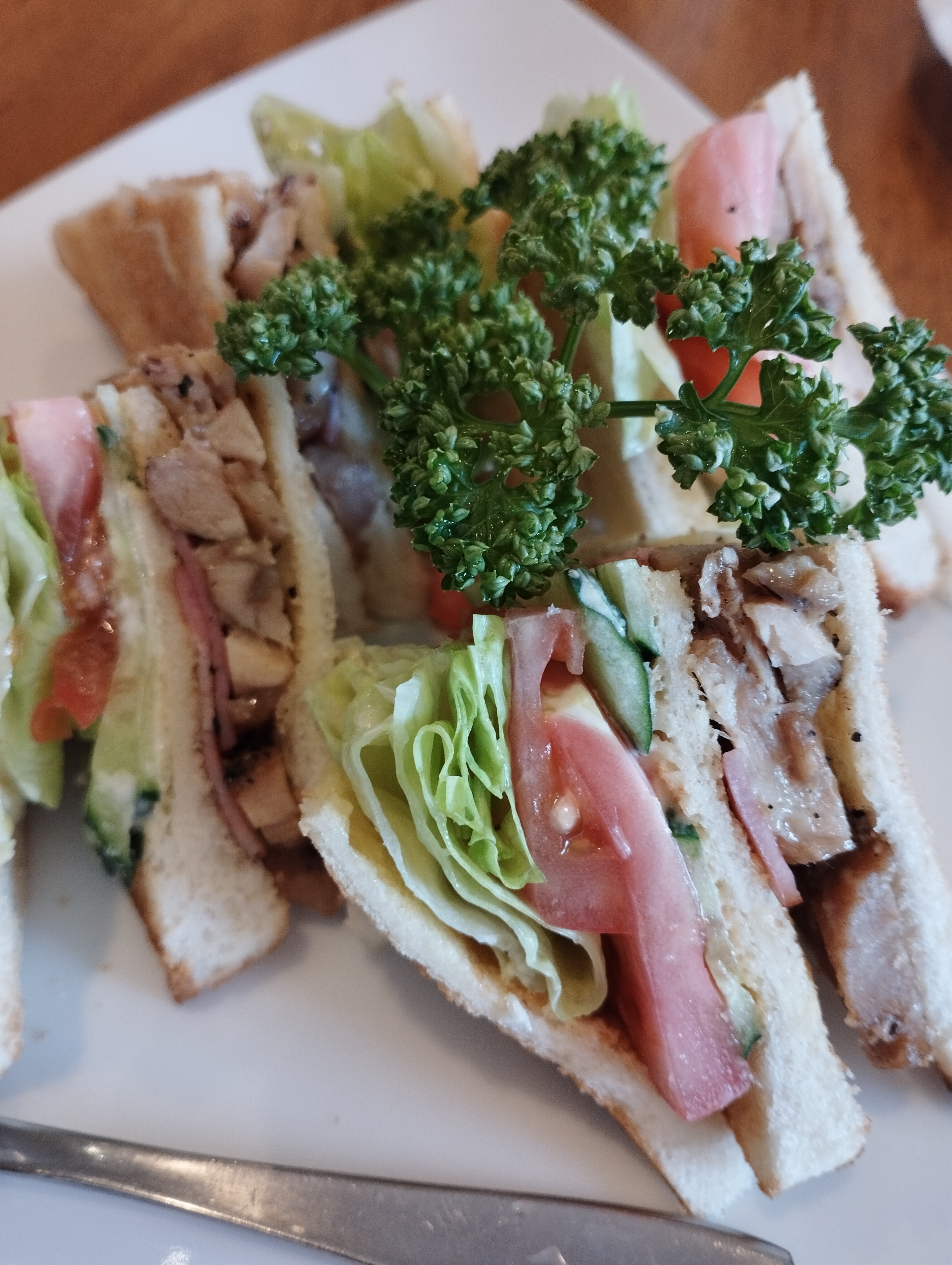 昔ながらの喫茶店でサンドイッチを撮った。LEDと外光のミックスという環境だったが、やや明るめに寒色系の仕上がりになった。マクロでなくても寄れる広角カメラは使い勝手がいい