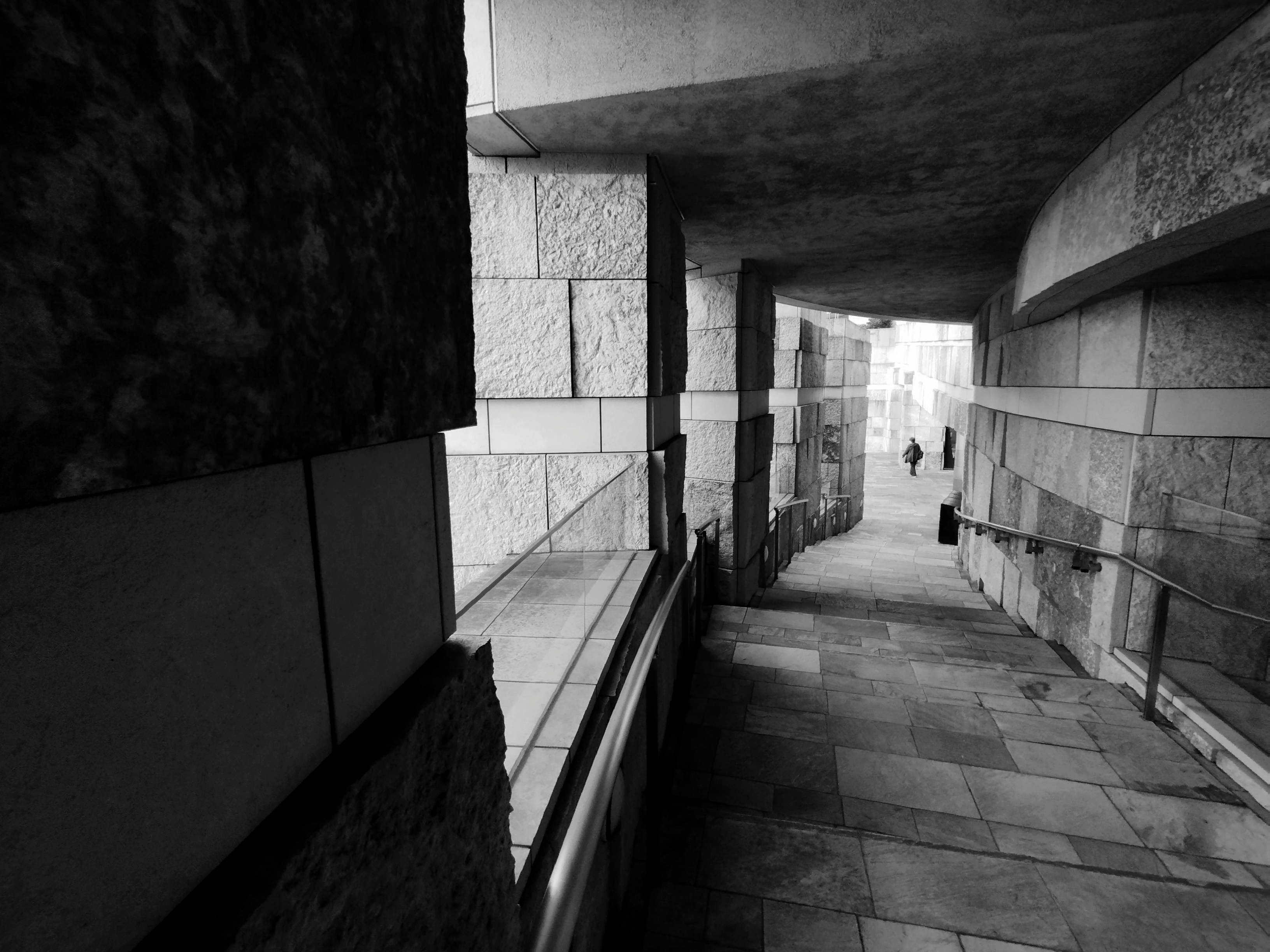 フィルターも数多く備えるので、好みに応じて使いこなしたい。モノクロームの「B&W」と「クラシック」がいい感じであった