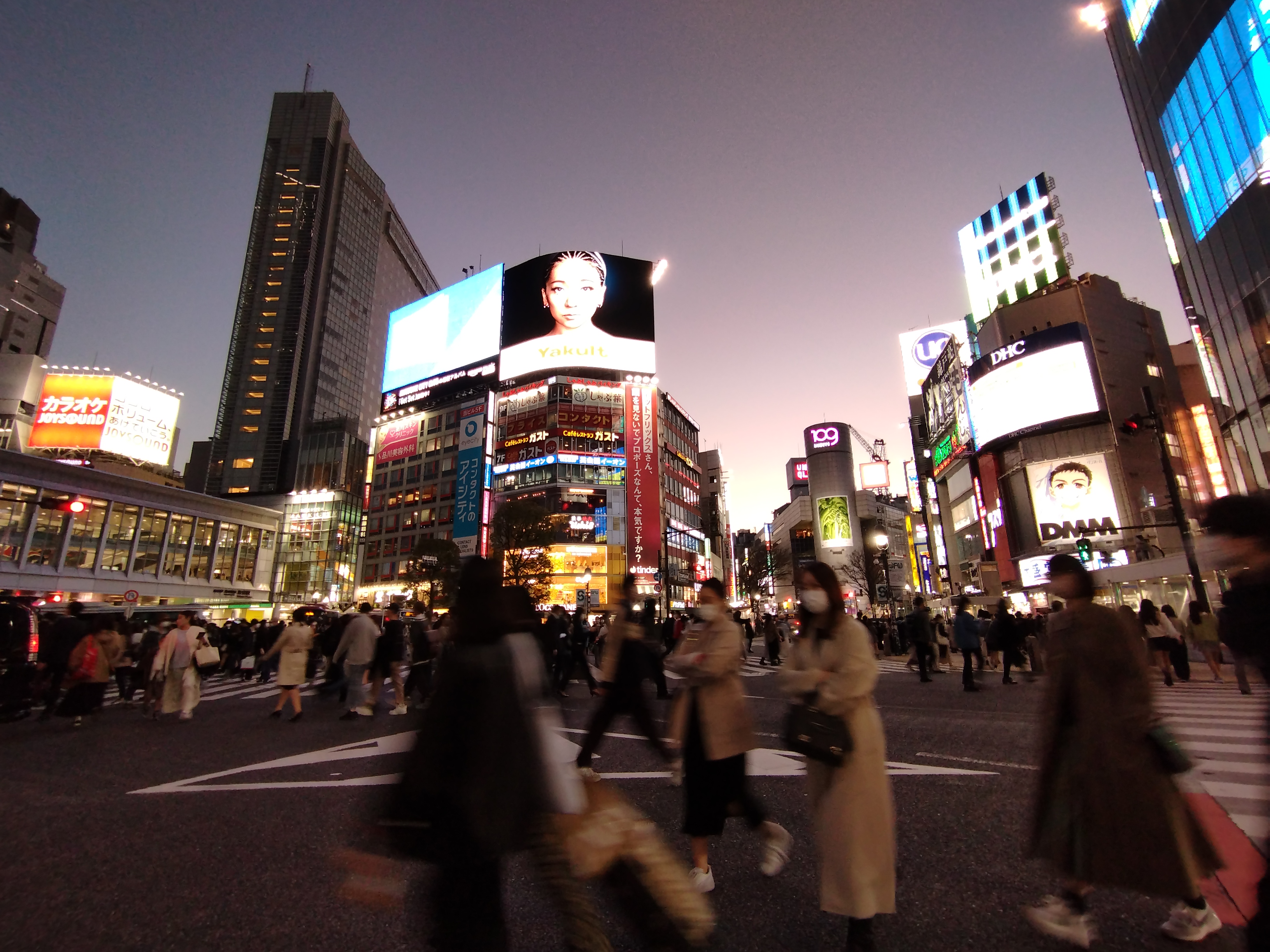 「プロ」モードで渋谷のスクランブル交差点を撮った。スローシャッターにすれば行き交う人たちをブラして表現できるからだ