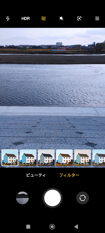 画面上部にあるフィルターメニューを選んだところ。ノーマル含め14種類の効果を持ったフィルターをかけられる