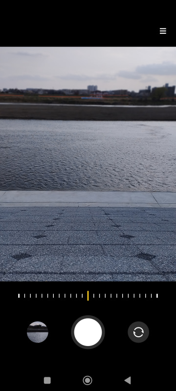 「ポートレートモード」の画面。絞りアイコンをタップするとスクリーンショットにあるようなゲージが現れる。F1.0からF16まで、擬似的なボケ効果を出した撮影が可能だ