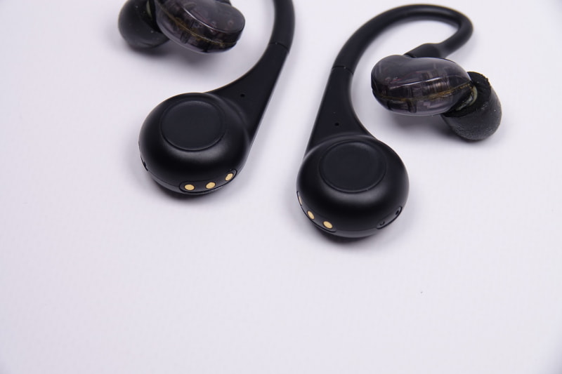 長きに渡る使用でイヤホンのロゴがかすれているけどれっきとしたSHURE製品である。ボタンは丸い凹んだところ。軽いクリック感がある