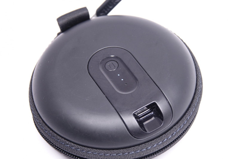 3つ並ぶのはケース側のバッテリーインジケーター。充電端子はUSB Type-C