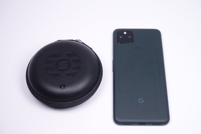 右はPixel 5a（5G）。ちょっとこのケース大きいような？