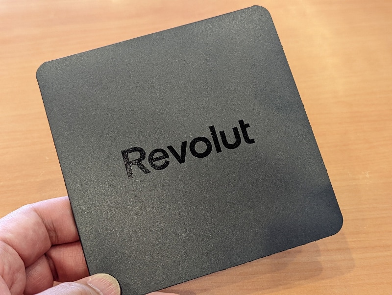 申し込みから1週間ほどでメタルカードがやってきた。これはそのパッケージ