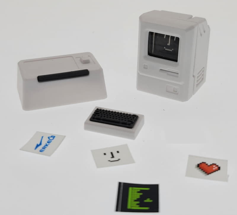 Old Computer Artisan Keycapsのディスプレイは前面がマグネットで吸着