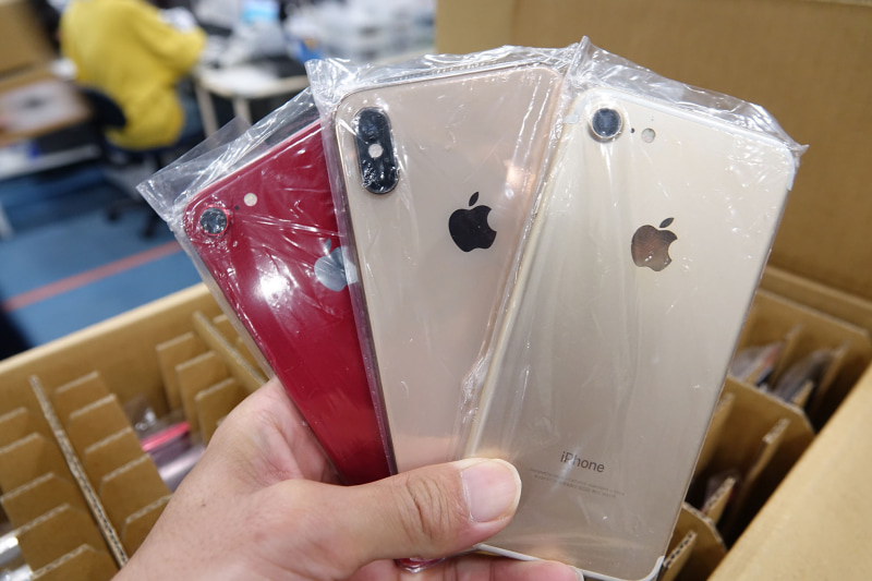 続々と到着する端末。端末の種類や色もさまざまだ