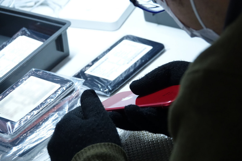 さまざまな角度からチェックを実施する。オペレーションセンターのスタッフの中でもとくに熟練のベテランスタッフが対応しているとのこと