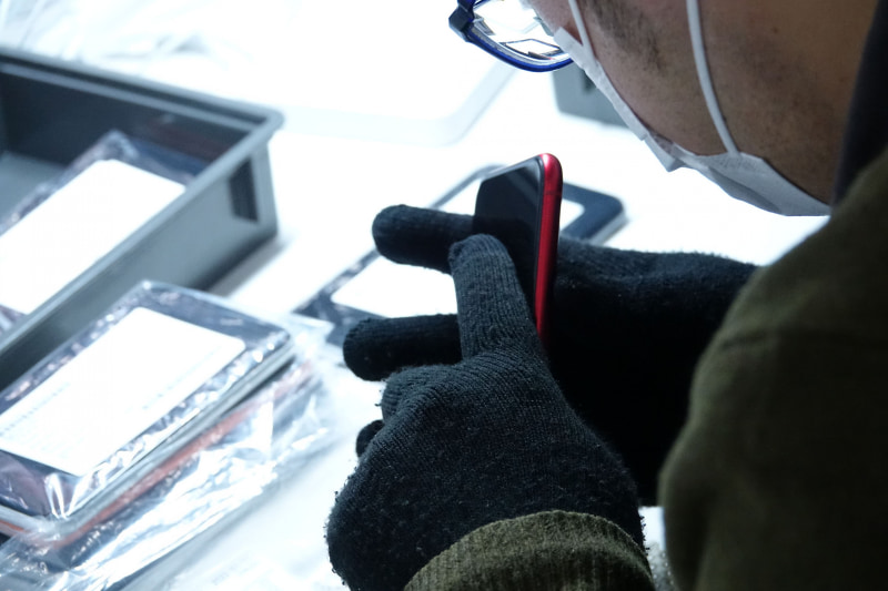 さまざまな角度からチェックを実施する。オペレーションセンターのスタッフの中でもとくに熟練のベテランスタッフが対応しているとのこと