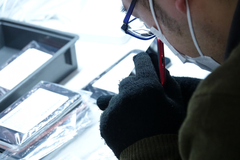 さまざまな角度からチェックを実施する。オペレーションセンターのスタッフの中でもとくに熟練のベテランスタッフが対応しているとのこと