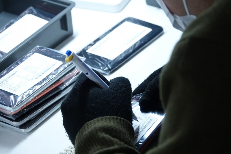 さまざまな角度からチェックを実施する。オペレーションセンターのスタッフの中でもとくに熟練のベテランスタッフが対応しているとのこと