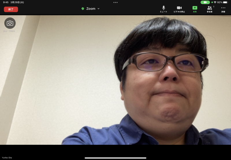 iPad Airを横に立てた際の第4世代のZoomの映り方。ディスプレイの真正面にいるのに、フロントカメラが向かって左端にあるため微妙なスペースが……