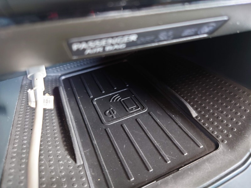 qiにも対応していて、置くだけで充電もできる