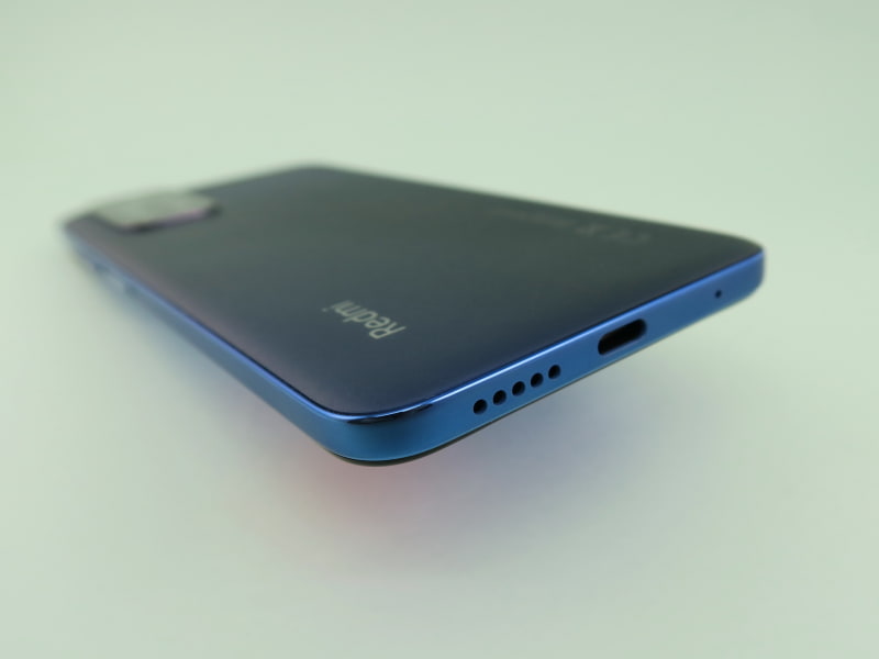 下部にはUSB Type-C外部接続端子を装備