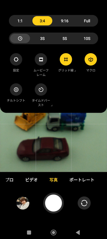 カメラの撮影モードは左右にスワイプして切り替えられるが、マクロ撮影は上段の設定アイコンからメニューを表示して、変更する