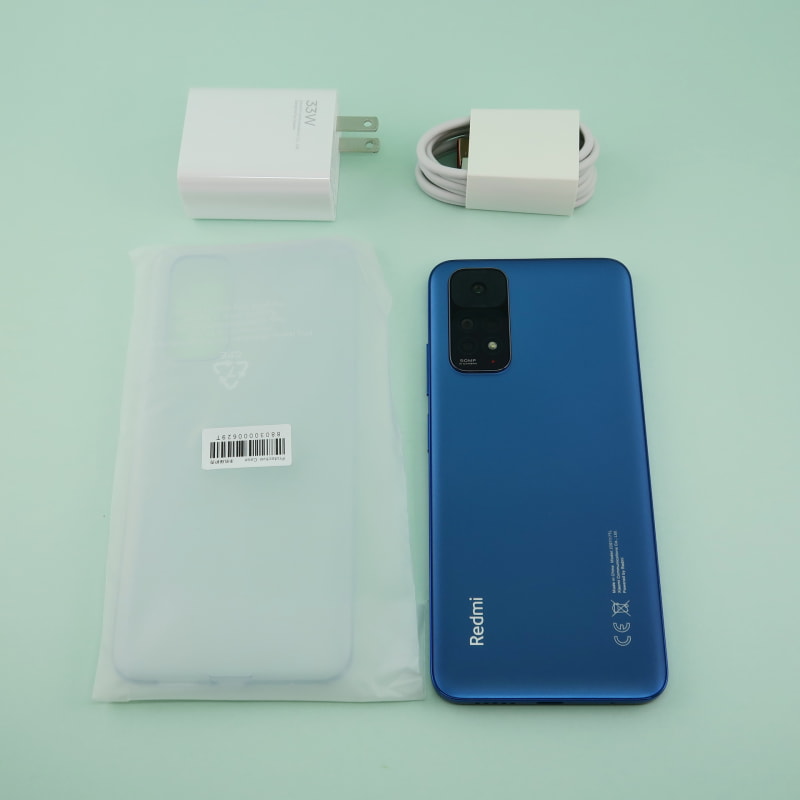 パッケージには本体、保護ケース、33W対応ACアダプター、USB Type-Cケーブルなどが同梱される