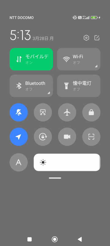 通知パネルに表示されるアイコンのデザインなどは独特。右上の2つのアイコンをタップすれば、自由にカスタマイズ可能