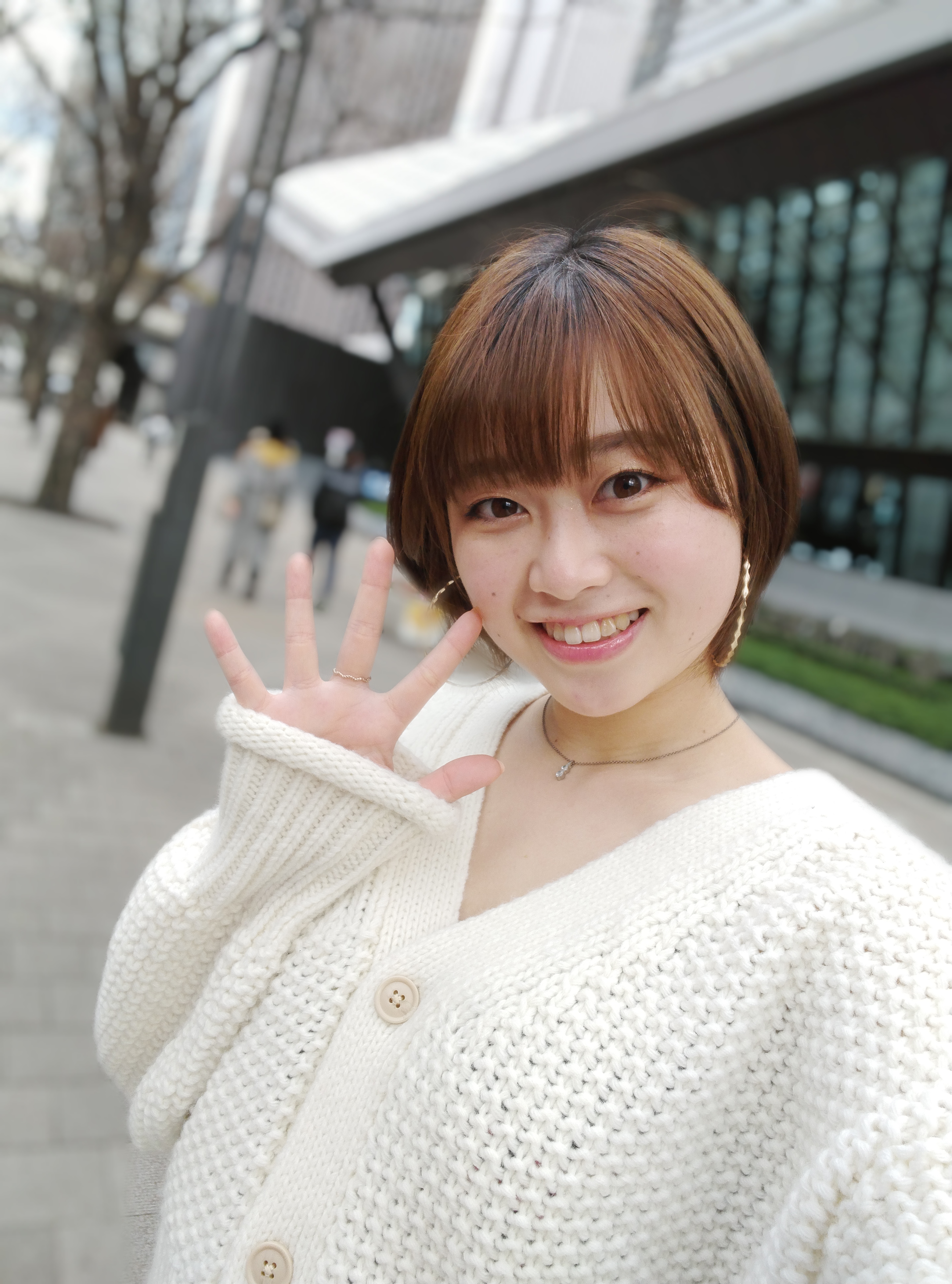 フロントカメラでセルフィーを撮影。手のひらを広げて、シャッターを切る「手のひらシャッター」も利用可能