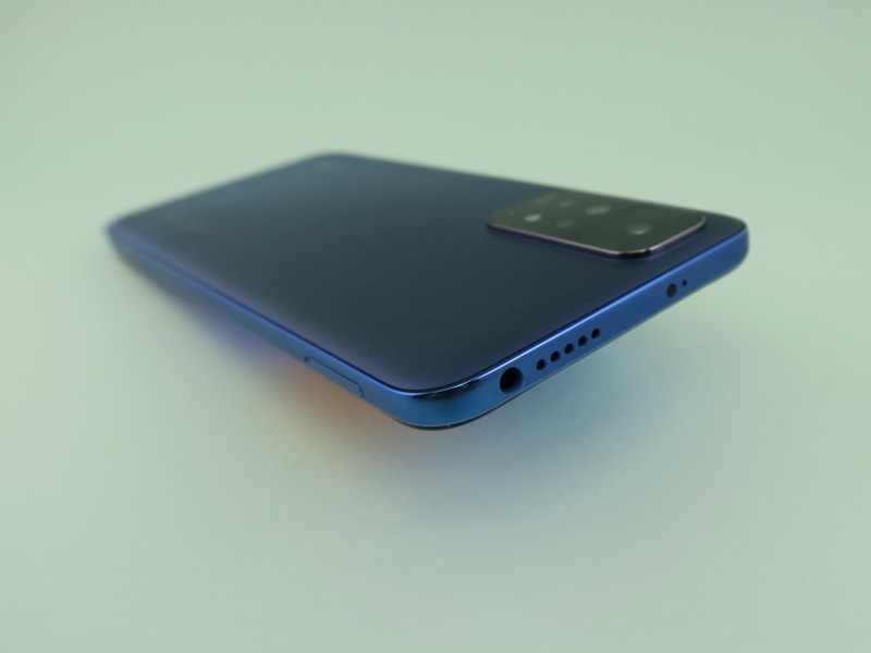 トップ側には3.5mmイヤホンマイク端子を装備。カメラ側の上部にある片方の黒い丸は赤外線ポートで、テレビなどの家電製品をコントロールできる。国内で販売されている一部のテレビなども操作可能