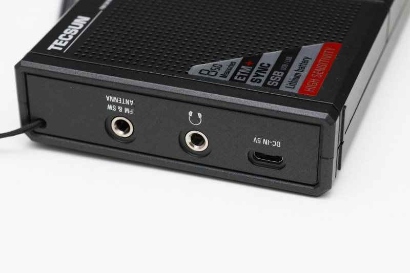 外部インターフェースは充電とイヤホン、そして外部アンテナのみ