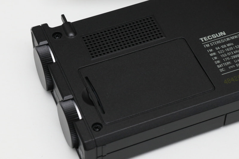 動作するバッテリーは裏蓋の中にある