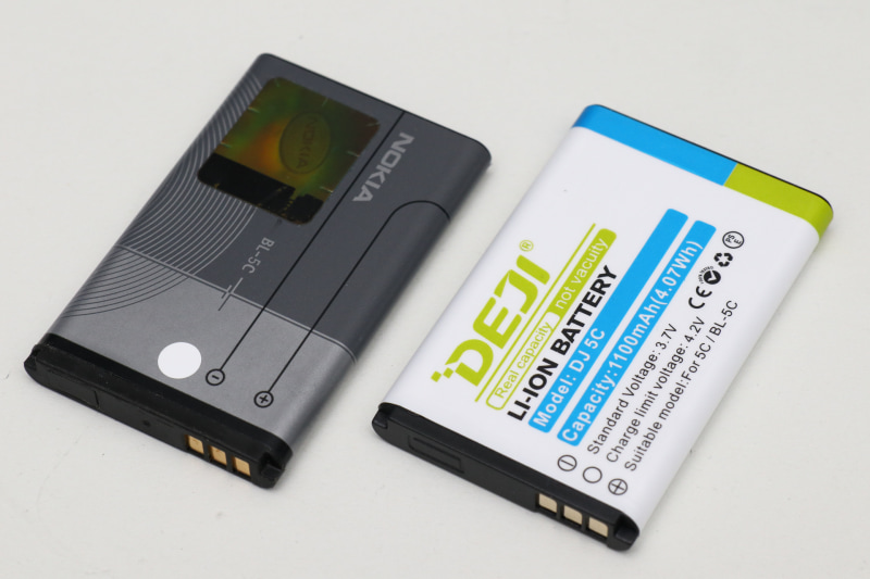 付属バッテリーと手持ちのノキアのBL-5Cと比べてみた