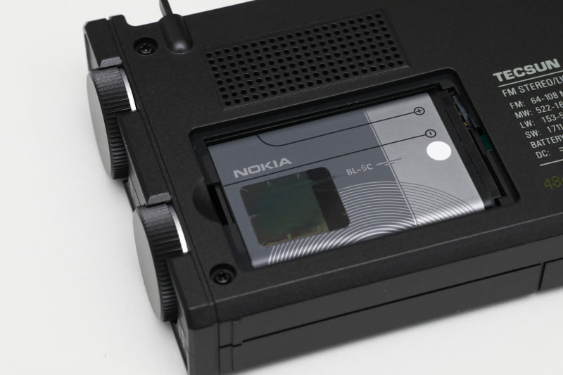 ノキアのBL-5Cを装着！ ラジオのバッテリーの指定はBL-5Cなのでこれが本来の正規バッテリーか？