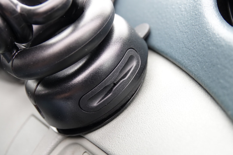 この溝は充電ケーブルを保持するためのもの