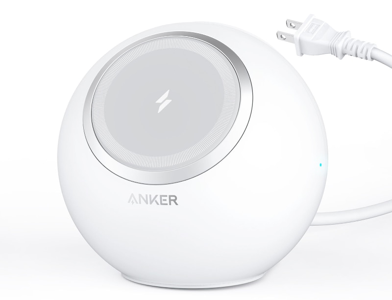 アンカー「Anker 637 Magnetic Charging Station」。前方にはMagSafe対応のワイヤレス充電パッドがある。