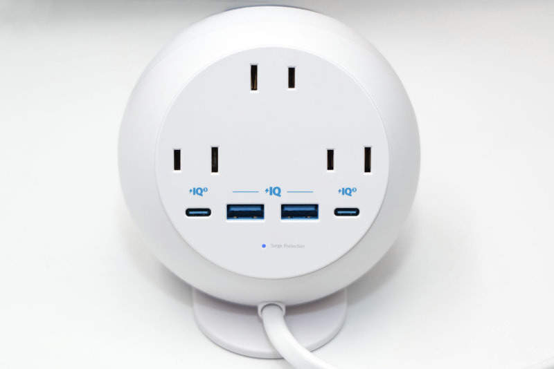 後方には4つの充電用USBポートと3つのACアウトレット（コンセント）がある。