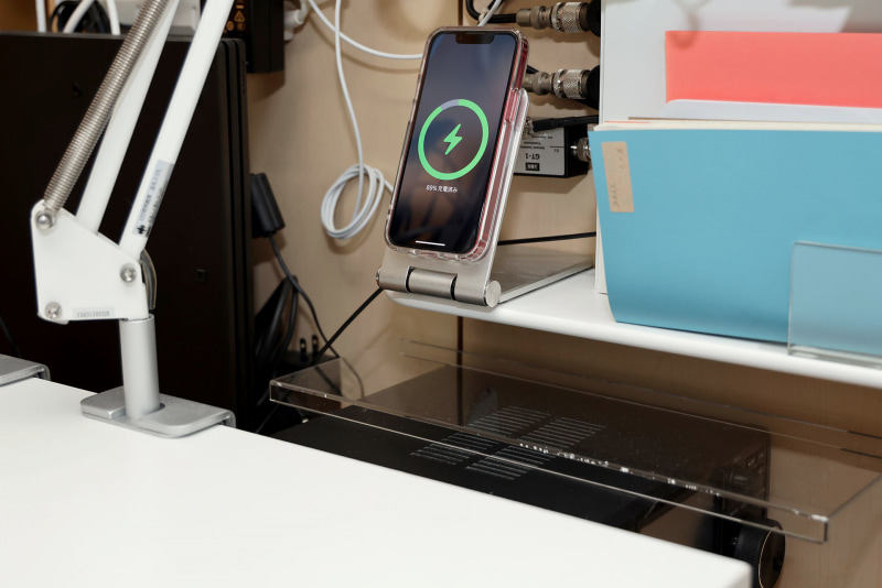 仕事机の右側にMagSafe充電台を置いている。ここにiPhone 13 miniやiPhone 13 Pro Maxをペタリと吸着させて充電している。