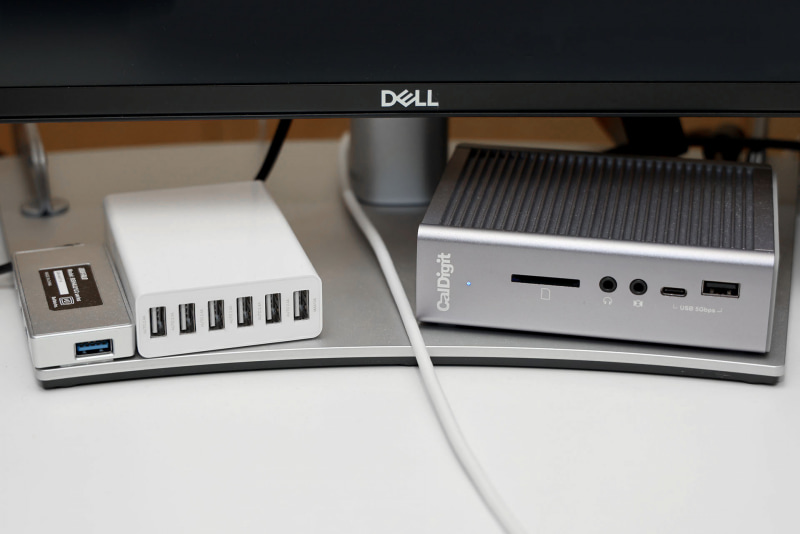 PCディスプレイの下にも充電可能なUSBポートがいくつもある。