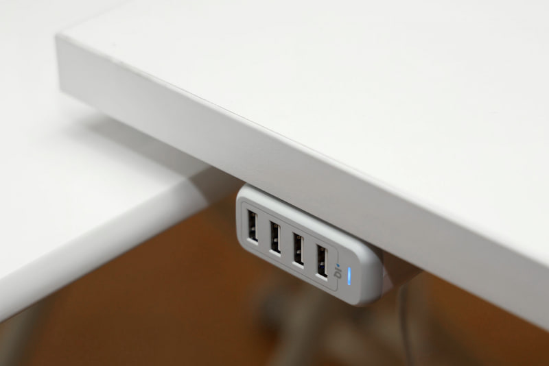 机の左側の下にもUSB-ACアダプター。面ファスナーで固定している。