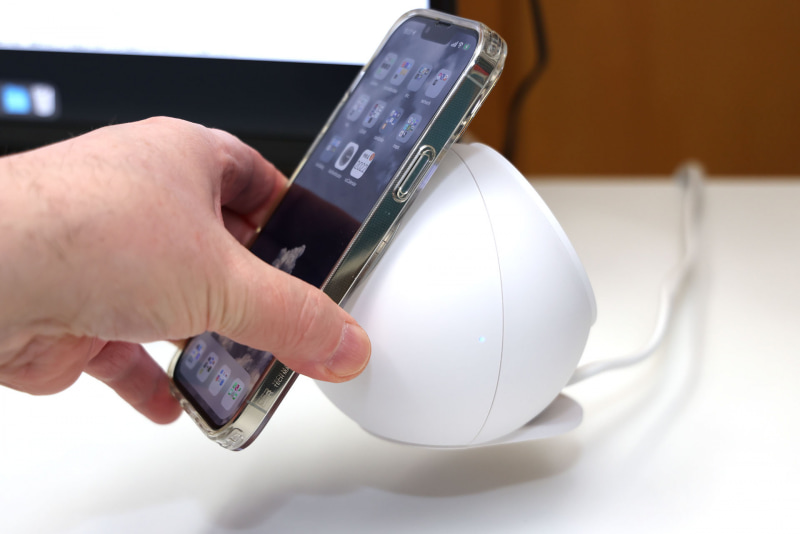 iPhone 13 Pro Max（MagSafe対応ケース入り）を外そうとしたら、丸い充電ステーションが持ち上がっちゃた！