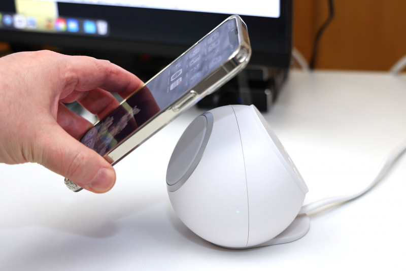 そうすると、充電ステーションが持ち上がることも動くこともなく、問題なくiPhoneを外せる。