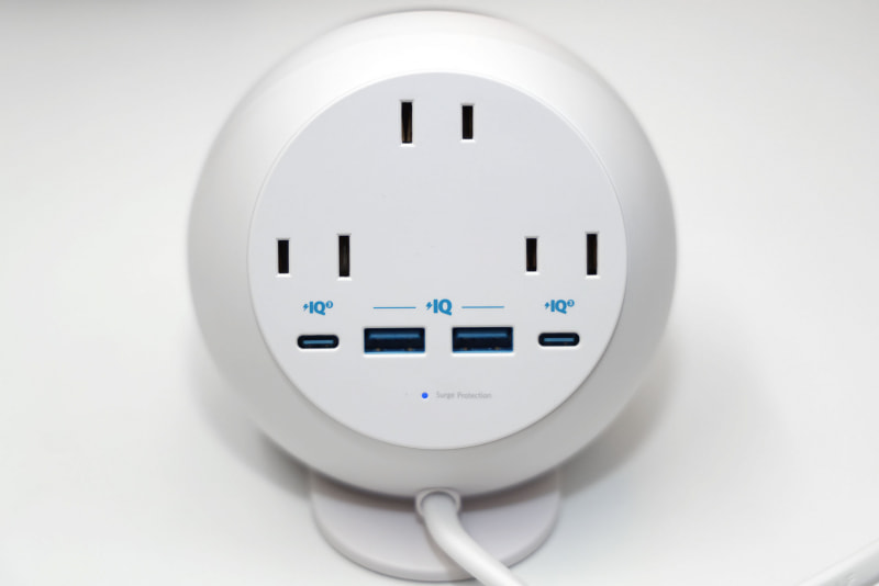 後面下部に4つの充電用USBポートがある。USB-Aポートは最大12W対応で<a href="https://k-tai.watch.impress.co.jp/docs/column/keyword/684453.html" class="strong bn" target="_blank">PowerIQ</a>に対応。USB-Cポートは最大65W対応で<a href="https://lp.ankerjapan.com/poweriq-3.0" class="strong bn" target="_blank">PowerIQ 3.0</a>対応。