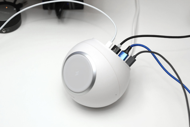 いろいろな色のケーブルをつなぎ、周辺にある機器につなぐと、こんな感じ。煩雑な感じになる。