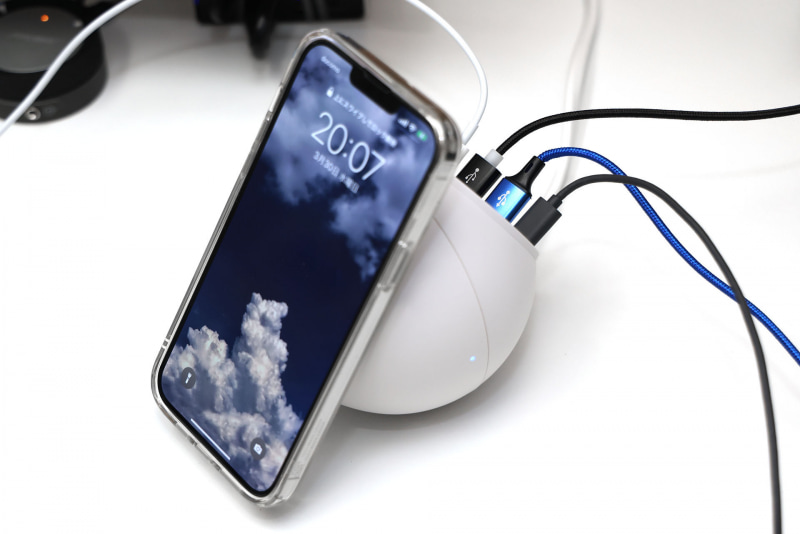 iPhoneを置いても後方のケーブルは目立つのであった。まあ、しょうがないですな。