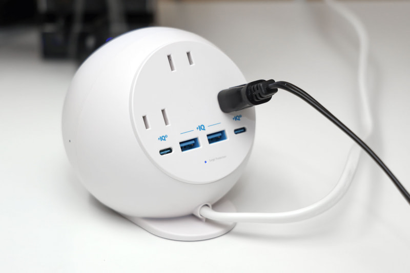 3つあるうちのひとつに、ACプラグを挿した様子。しなやかなACケーブルなら全然問題ない。