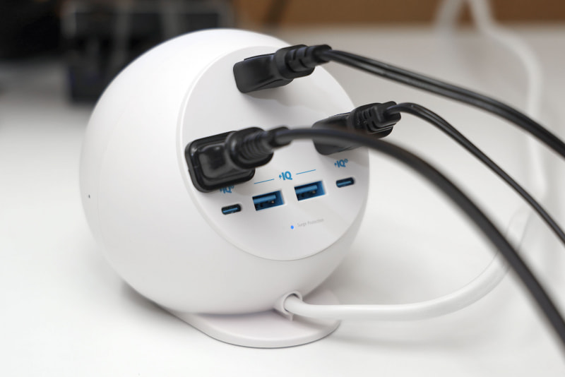 すべてのACアウトレットにACケーブルを接続。ゴツめのケーブルが多いと、そのケーブルの張りや重みで充電ステーション本体が傾いたり倒れたりしてしまうことがある。ので、ACケーブルの取り回しに少々の配慮が必要。