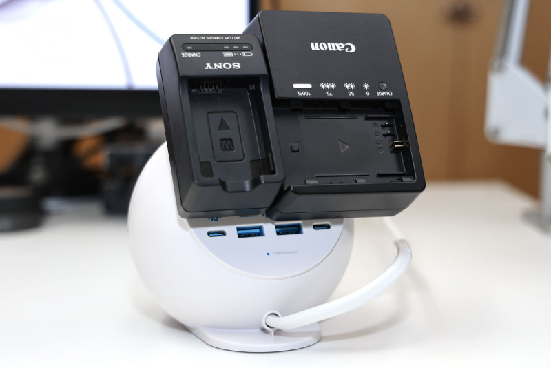 やや無理やりだが、2つのバッテリーチャージャーを挿すこともできた。ただし3つめのACアウトレットは塞がってしまって使えない。また、バッテリーチャージャーによっては下部のUSBポートが塞がれたり、ポートにUSBケーブルを挿せないことがある。