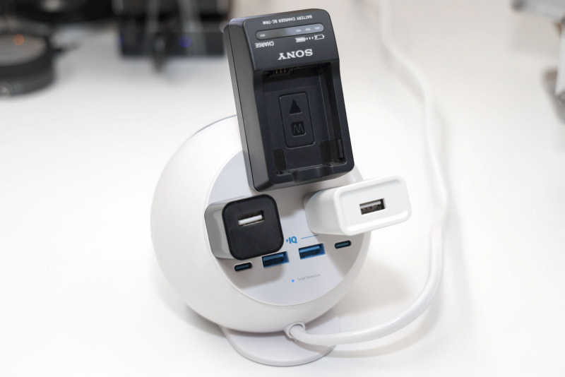 3つのACアウトレットすべてを使いたい場合、挿す機器のサイズを吟味する必要がある。