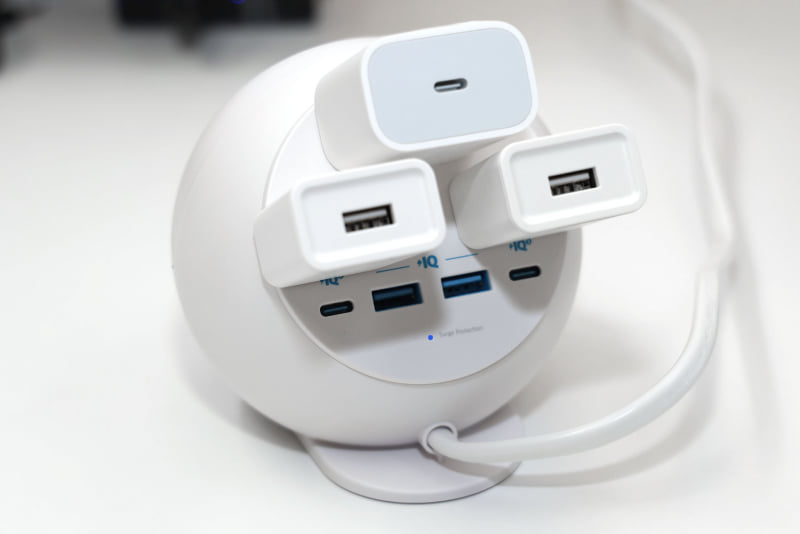 細身のUSB-ACアダプターだと3つ挿せて、さらに下部USBポートも塞がれなかった。……挿す機器を吟味するって、なんか本末転倒な気がしてくるものの、3つのACアウトレットはちょいちょい役立っている。