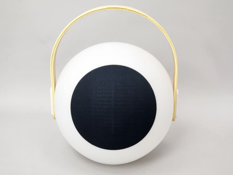 Eyeという名前のとおり、目のようなデザイン。木製ハンドルがおしゃれ